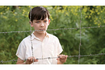 “フェンス”を隔てた友情に感涙必至　『縞模様のパジャマの少年』ワンシーンが到着 画像