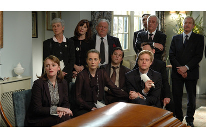 イギリス発！　笑い満載の『ハウエルズ家のちょっとおかしなお葬式』予告編が到着 画像