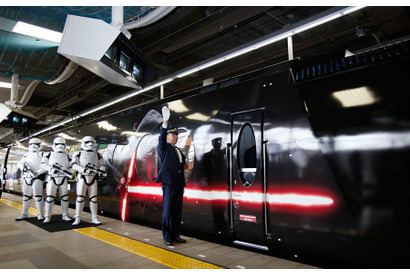 「スター・ウォーズ／フォースの覚醒」号、ストームトルーパーに見守られて発進！ 画像