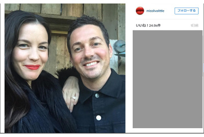 リヴ・タイラー、婚約指輪を公開！ 画像