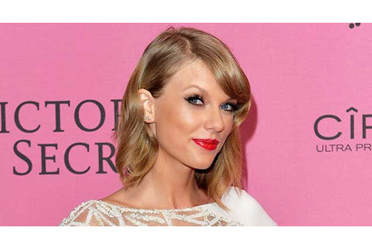 テイラー・スウィフト、聴力を失いつつあるファンの少女とシドニー公演で対面 画像