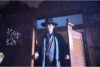 ディーン・フジオカ、極寒撮影でもキャストと仲良し！ 画像