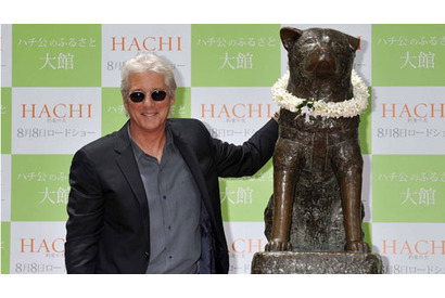リチャード・ギア出現に渋谷の街は大騒ぎ　海を渡り、ハチ公と再会！ 画像