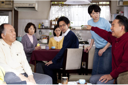 【予告編】妻・吉行和子、夫・橋爪功に笑顔で離婚届!?『家族はつらいよ』 画像