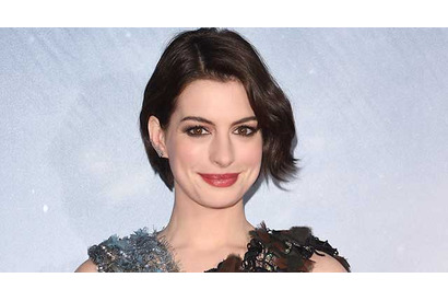 アン・ハサウェイ、第1子の誕生後は仕事復帰より子育て優先？ 画像