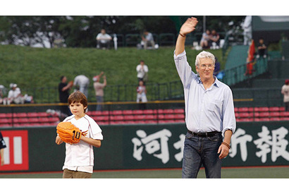 リチャード・ギアが突如、杜の都に降り立つ！　始球式に登場、楽天に勝利もたらす 画像