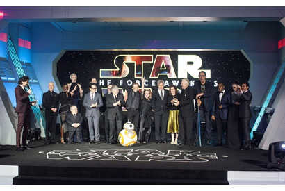 デイジー・リドリー＆ジョン・ボイエガ、ロンドン凱旋！　夜空に巨大ライトセーバー出現 画像