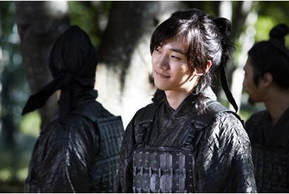 イ・ビョンホン＆ジュノからお年玉！ 『メモリーズ 追憶の剣』メイキング写真を独占入手 画像