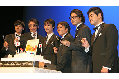 堺雅人らO型キャストに、A型・豊原功補ブチギレ　『南極料理人』プレミア舞台挨拶 画像