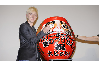 ハリーのライバル、ドラコ・マルフォイ役のトム・フェルトンが初来日＆ダルマに目入れ 画像