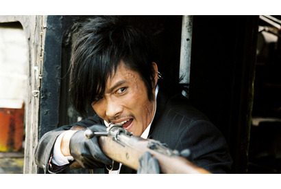 【どちらを観る？】ビョンホンの“ワル”なスマイルが光る、夏のアクション2大作 画像