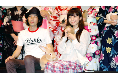 持田香織が熱唱も、だんだん足が開いてしまう？　“女子力”の低さに苦笑 画像