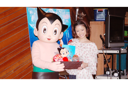 上戸彩、等身大以上アトムに驚愕　『ATOM』アフレコ公開「甥っ子と一緒に観たい」 画像