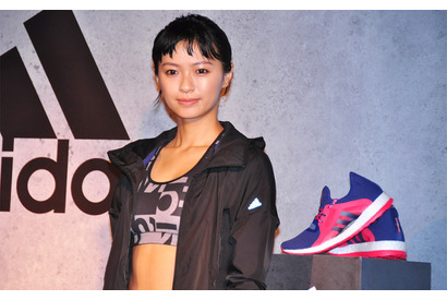 榮倉奈々、スポーツブラ＆タイツ姿で登場し鍛え上げたお腹まわりをチラリ！ 画像