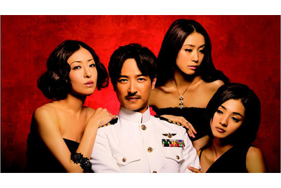 堺雅人、モテモテ結婚詐欺師『クヒオ大佐』美女に囲まれた写真初公開！ 画像