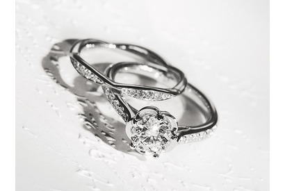 「シャネル」永遠のアイコン“カメリア”を愛の証に！エンゲージメント＆マリッジリング 画像