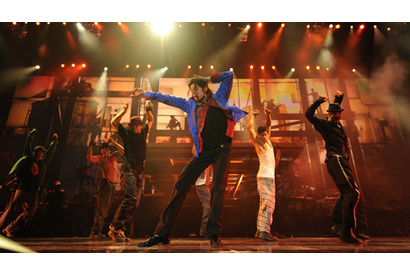 ブルーのジャケットで踊る、マイケル最後のリハーサル新画像が日本初公開！ 画像