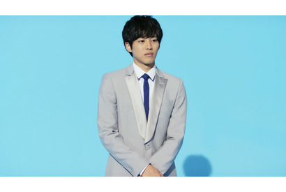 松坂桃李がドヤ顔で瓦割り！真木よう子＆綾小路翔も“イメージ壊す”新CM到着 画像