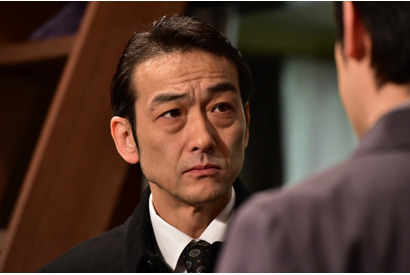 吹越満、敏腕刑事役でムロツヨシを追い詰める！「悪党たちは千里を走る」 画像