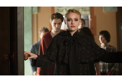 赤目のダコタ・ファニング、ヴァンパイア姿が解禁！　主演を食う存在感放つ 画像