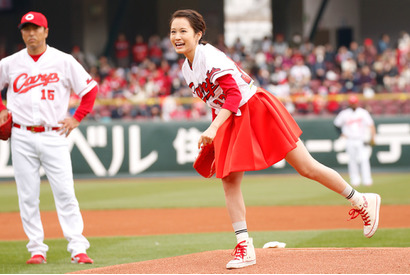 前田敦子、ミニスカ＆生足で“単独初”始球式！『モヒカン故郷に帰る』 画像