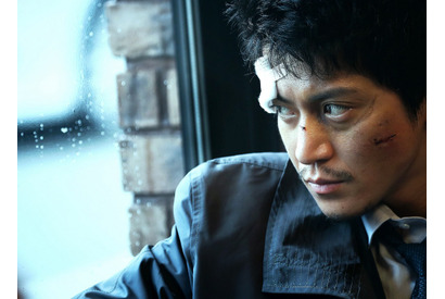 小栗旬、鋭い眼差しで見つめるその先には…　『ミュージアム』今秋公開へ 画像