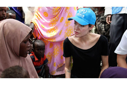 ブランジェリーナ、双子を連れてシリアへ。イラク難民の家庭を訪問 画像