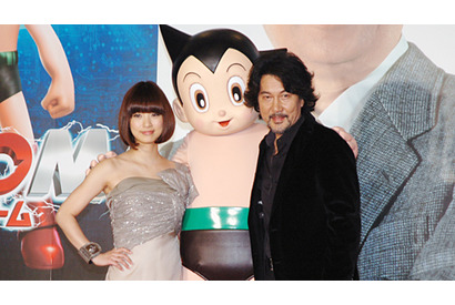 役所広司「お風呂でいつもアトムヘア！」　ASIMOもアトムの祝福に駆けつける 画像