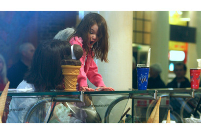 ブランジェリーナ家に対抗？　ケイティ・ホームズも娘とアイスクリーム・ショップへ 画像