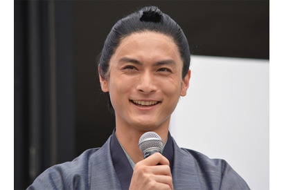 馬に乗って颯爽と登場した高良健吾、「もっと考えて」若者にエール 画像