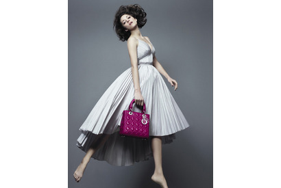 マリオン・コティヤール、「ディオール」アイコンバッグの新ビジュアルに登場 画像