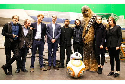 デイジー・リドリー、英王子たちに『スター・ウォーズ』撮影現場を案内！ 画像