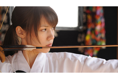 はかま姿の仲里衣紗、アニメに続いて実写版『時かけ』主演！　70年代に飛ぶ 画像