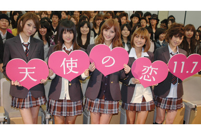 佐々木希の制服姿に早稲田騒然！恋と友情の二択迫られキュートに「どっちもほしい！」 画像