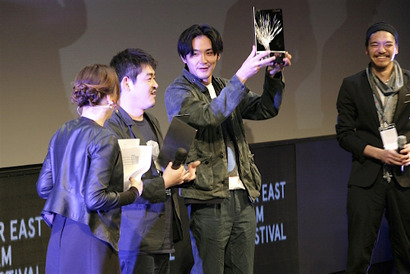 松田龍平、イタリア語で感謝！『モヒカン故郷に帰る』ウディネ映画祭で2冠達成 画像