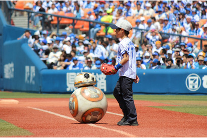 『スター・ウォーズ』BB-8、世界初の始球式で「とてもエキサイティング」 画像
