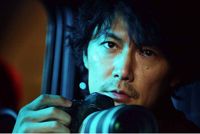 福山雅治、長髪＆髭面のパパラッチに！眼光鋭いビジュアル解禁『SCOOP！』 画像