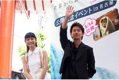 佐藤健＆宮崎あおい、ほっかむり巨大招き猫に突っ込み！「工事中みたい（笑）」 画像