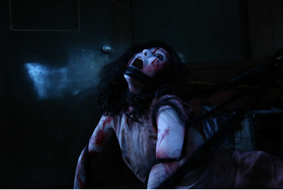 貞子の攻撃に伽椰子が苦悶！ “衝撃のバトルシーン”初解禁『貞子vs伽椰子』 画像