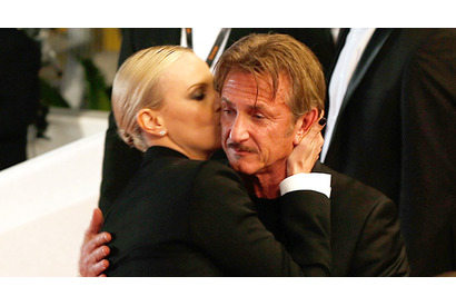 ショーン・ペン、シャーリーズ・セロンと別れて初の気まずいハグ 画像