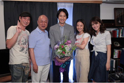谷原章介主演ドラマ「ドクター調査班」がクランクアップ！ 「離れるのがさびしい」 画像