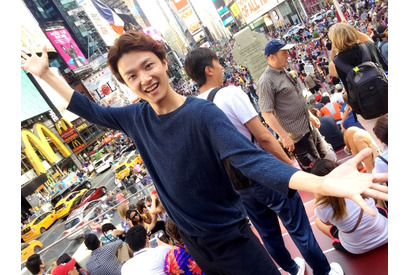 井上芳雄「ブロードウェイにいます」！トニー賞スペシャル・サポーターが現地到着 画像