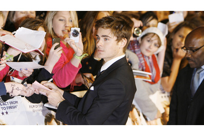 ザック・エフロン、最新作プレミア会場で新境地開拓に意欲を見せる 画像