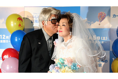 ノムさん、ウエディング姿の夫人を優しくエスコート「母ちゃんのおかげで私がいる」 画像