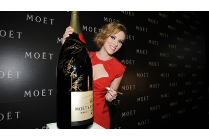 ファッション小噺vol.119　スカーレット・ヨハンソンと乾杯！ 画像