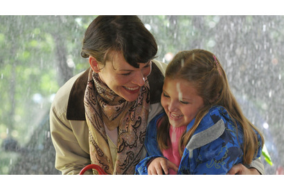 ミラ・ジョヴォヴィッチ、映画でしっかり“母”の顔に！　主演2作品が立て続けに公開 画像