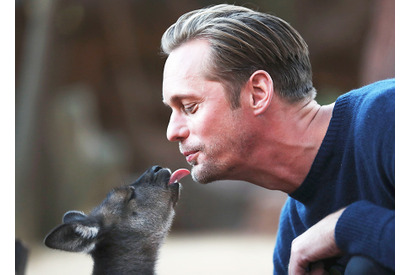 アレクサンダー・スカルスガルド、動物と戯れる姿がまさにターザン!? 画像