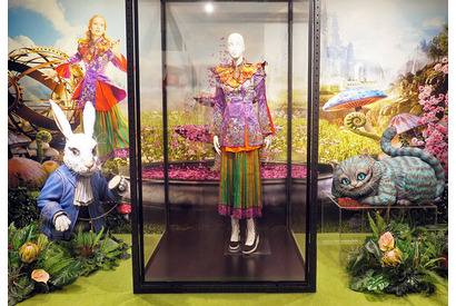 ジョニデ着用マッドハッターも！『アリス・イン・ワンダーランド』衣装が銀座三越にて展示開始 画像