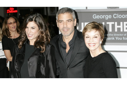ジョージ・クルーニー、恋人と母親を連れて新作プレミアに出席 画像