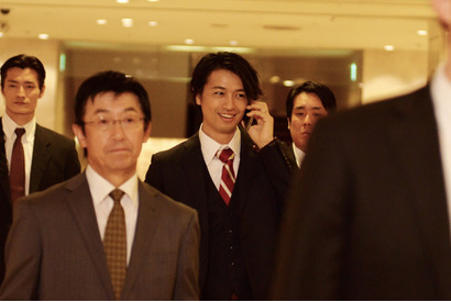 斎藤工、福山雅治演じるパパラッチのターゲットに！『SCOOP！』 画像